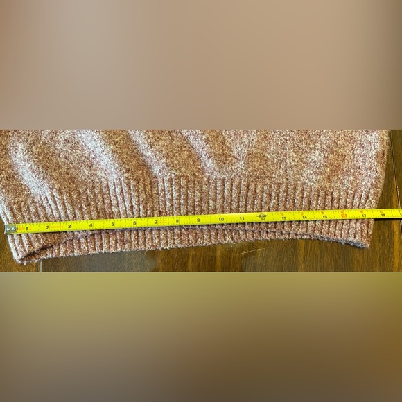 Old Navy knit sweater. 20 in from armpit to armpit. Length 21.5 inches. - Picture 10 of 10